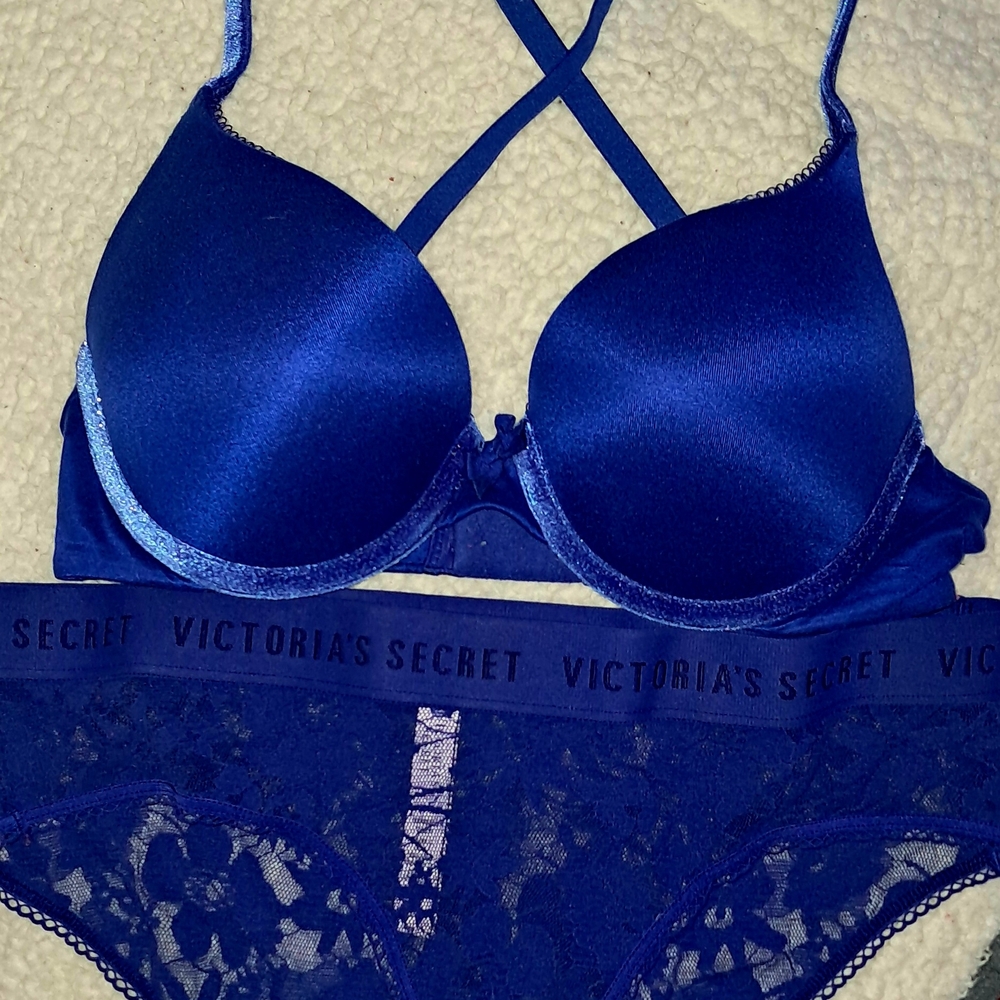 32 C/Medium Victoria's Secret Blue Lace Bra and Panty Set. NWOT.